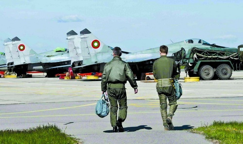 Wiele państw użytkujących sprzęt kupiony w czasach ZSRS ma kłopoty z jego remontami. Resort obrony Bułgarii zawarł w 2006 umowę z RSK MiG na remont 16 myśliwców MiG-29A/UB (na zdjęciu MiGi-29 w bazie Graf Ignatiewo). 6 z nich wróciło do Bułgarii w 2008, 6 rok później, a 4 nie zostały wyremontowane i w 2010 rozwiązano umowę z Rosjanami. Obecnie zarówno z powodów pragmatycznych, jak i politycznych Bułgaria nie przewiduje już podpisywania podobnych umów. W podobnej sytuacji jest Słowacja, gdzie – według Janes’a – tylko 2 z 10 MiG-29 są zdolne do lotu. Jej umowa z RSK MiG kończy się w 2016 i na ten rok Słowacja planuje pozyskanie nowych myśliwców. Kłopoty z eksploatacją rosyjskich samolotów mają od lat Indie. Wobec opóźnień z remontami i dostawami części zamiennych z FR New Delhi ogłosiło przetargi na dostawy z innych krajów. W 2008 z odbioru 28 zamówionych myśliwców MiG-29, ze względu na ich niską jakość, zrezygnowała Algieria. W związku z dostawami (w tym także do Polski) używanych bądź niespełniających wymogów jakościowych części do MiG-29 toczyło się w FR wiele postępowań karnych. Kilka z nich zakończyło się wyrokami, a niektóre się przedawniły... / Zdjęcie: USAF – Senior Airman Katherine Windish