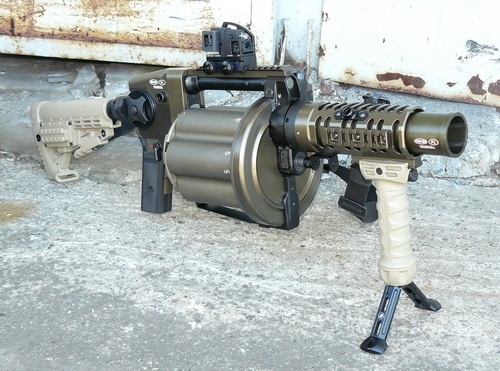 40-mm pó?automatyczny granatnik rewolwerowy ZMT RGP-40 z partii próbnej, wykonany cz??ciowo ze stopu tytanu Ti6Al4V. Bro? sk?ada si? z pi?ciu podstawowych zespo?ów: 250-mm lufy z os?on? z szynami monta?owymi, aluminiowego b?bna z 6 komorami nabojowymi o d?ugo?ci 140 mm, komory spustowej, podstawy celownika i kolby o regulowanej d?ugo?ci stopki / Zdj?cie: Remigiusz Wilk