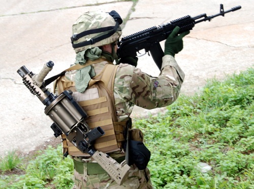 Je?eli wojskowe próby granatnika rewolwerowego RGP-40 z Tarnowa zako?cz? si? pomy?lnie, to mo?na sobie wyobrazi?, ?e ju? za kilka lat tak mo?e by? uzbrojony polski ?o?nierz / Zdj?cie: Pawe? ?cibiorek