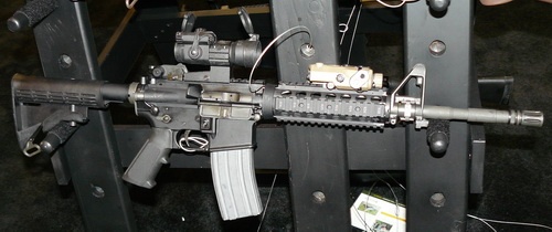 M4A1 z dodatkowym przełącznikiem rodzaju ognia po prawej stronie, co ułatwi korzystanie z tej konstrukcji przez strzelców leworęcznych, szacowanych na 7-10 procent populacji / Zdjęcie: Remigiusz Wilk