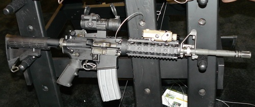 M4A1 z dodatkowym prze??cznikiem rodzaju ognia po prawej stronie, co u?atwi korzystanie z tej konstrukcji przez strzelców lewor?cznych, szacowanych na 7-10 procent populacji / Zdj?cie: Remigiusz Wilk