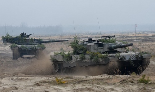 W 2013 do Polski powinny trafi? nowo pozyskane czo?gi Leopard 2A4 i 2A5. Warto zauwa?y?, ?e po przej?ciu pojazdów wystarczaj?cych na wyposa?enie kolejnych dwóch batalionów, liczba jednostek pancernych wykorzystuj?cych ten typ czo?gu w Polsce i w Niemczech b?dzie identyczna / Zdj?cie: 10 BKPanc