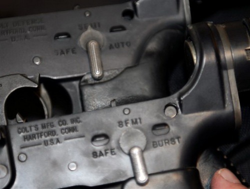 Porównanie komór spustowych karabinków M4 (poniżej) z M4A1 (M4PIP; powyżej). Wyraźnie widać oznaczenia serii 3-strzałowej (Burst) i ognia ciągłego (Auto) / Zdjęcie: DVIDS
