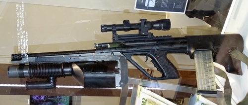 Karabinek bezkolbowy HKK MRCS (Multi-Role Combat System) z podwieszonym 40-mm granatnikiem z czteronabojowym magazynem bebnowym. Bron ma magazynek umieszczony niesymetrycznie wzgledem osi lufy i wyrzuca luski do dolu