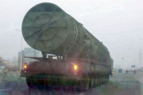 Wykonane przypadkowo w 2012 zdjęcie przedstawiające prawdopodobnie prototyp rakiety DF-41