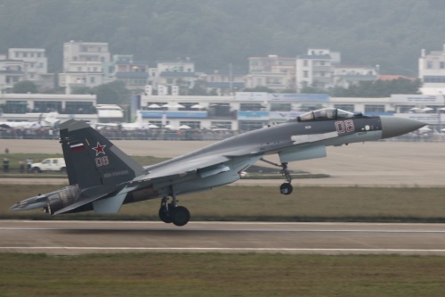 De acuerdo a la información oficial sin confirmar, el Su-35 Sukhoi (en la foto) será el sucesor del F-5 en el servicio del TNI-AU / Foto: Bartosz Glowacki 