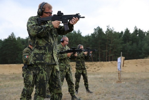 Czech chief of staff of the armed forces during the familiarization with the new version of the rifle Brennan / Photo: ACR