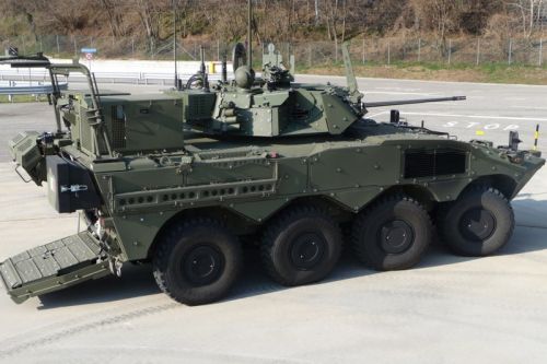 Obecnie w uzbrojeniu Esercito Italiano jest około 630 VBM Freccia. W 2006 zamówiono 253 wozy, 8 lat później zakupiono jeszcze 381. Pojazdy służą w Brygadzie Zmechanizowanej Pinerolo i Brygadzie Zmechanizowanej Aosta. Rodzinę VBM Freccia stworzono na podwoziu kołowego niszczyciela czołgów Centauro. Pojazd porusza się z prędkością maksymalną 105 km/h i ma zasięg maksymalny 1000 km / Zdjęcie: CIO 