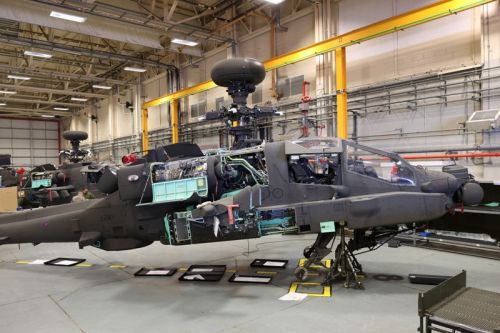 Dotychczas Boeing dostarczył British Army Air Corps 14 śmigłowców uderzeniowych AH-64E Apache. Dostawy wszystkich 50 zamówionych wiropłatów zostaną zakończone w 2024 / Zdjęcie: MO W. Brytanii 