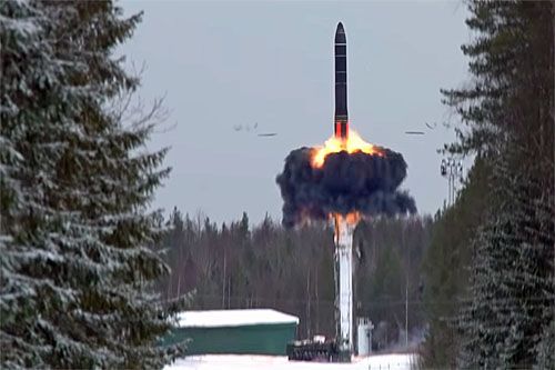 Międzykontynentalna rakieta balistyczna startuje z wyrzutni mobilnej na poligonie w Plesiecku / Zdjęcie: MO FR