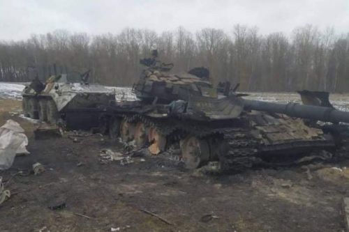Rosyjski czołg i transporter opancerzony zniszczone w walkach pod Iwankowem / Zdjęcie: Twitter