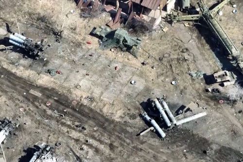 Zniszczony przez rosyjski pocisk precyzyjny dywizjon przeciwlotniczy Sił Zbrojnych Ukrainy wyposażony w kompleksy S-300 / Zdjęcie: MO FR