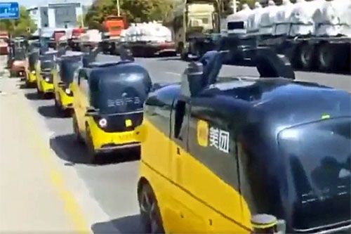 Autonomiczne pojazdy Meituan Waimai rozmieszczone na ulicy Szanghaju w ramach przygotowania do uruchomienia dostaw jedzenia jego mieszkańcom / Zdjęcie: Twitter