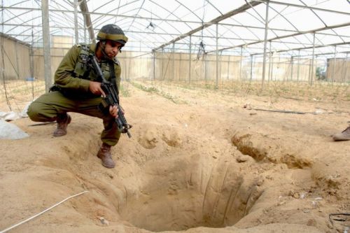 Jeden z tuneli odkrytych przez izraelskich żołnierzy na granicy z Egiptem. Skoordynowana akcja egipsko-izraelska doprowadziła do zniszczenia większości z nich / Zdjęcie: MO Izraela