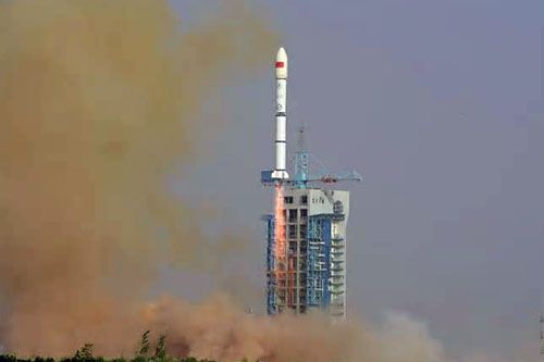 Rakieta nośna CZ-2C startuje z ośrodka kosmicznego Jiuquan z trzema testowymi satelitami telekomunikacyjnymi / Zdjęcie: CAST