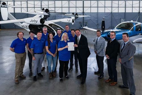 Pracownicy Joby Aviation po otrzymaniu certyfikatu FAA Part 135, Joby jest na dobrej drodze do uruchomienia usług z użyciem samolotów eVTOL w 2024 / Zdjęcie: Joby