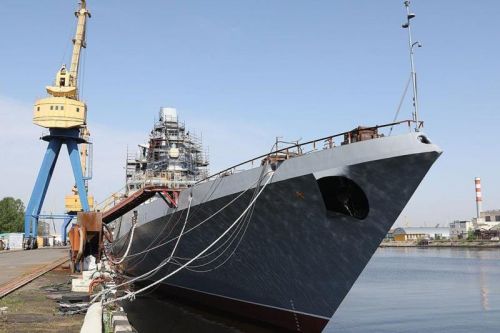 Fregata proj. 22350 Admirał Gołowko w czasie prac wyposażeniowych / Zdjęcie: MO FR