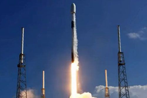 Rakieta nośna Falcon 9v1.2FT Block 5 startuje z wyrzutni na Cape Canaveral z egipskim satelitą telekomunikacyjnym Nilesat 301. 8 czerwca 2022. 21:04 UTC / Zdjęcie: SpaceX