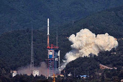 Rakieta nośna CZ-2D z 3 satelitami teledetekcyjnymi Yaogan-35 Group 02 startuje z ośrodka kosmicznego w Xichang / Zdjęcie: via CCTV