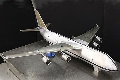 Badany w CAGI model ciężkiego samolotu transportowego Slon, który ma zastąpić starzejące się An-124 Rusłan / Zdjęcie: CAGI