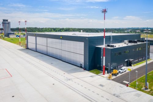 Nowy hangar ma powierzchnię ponad 9,2 tys. m², kubaturę około 122 tys. m³ i wysokość 17,6 m / Zdjęcie: Piotr Adamczyk