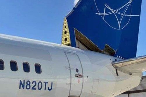 Tylna część Boeinga 737-800 lini iAero po wylądowaniu w San Diego 19 maja 2020. Widoczny brak płetwy grzbietowej i części pokrycia stabilizatora pionowego oraz uszkodzenia statecznika poziomego / Zdjęcie: NTSB