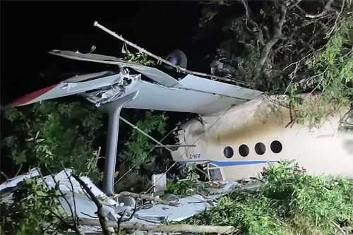 Po nieudanym lądowaniu An-2 skapotował. W jego kabinie zginęły dwie osoby, które nim leciały/ Zdjęcie: t.me/zmsutskr