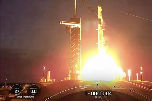 Rakieta nośna SpaceX Falcon 9 startuje do misji CRS-25 z satelitą towarowym Dragon 2 / Zdjęcie: NASA