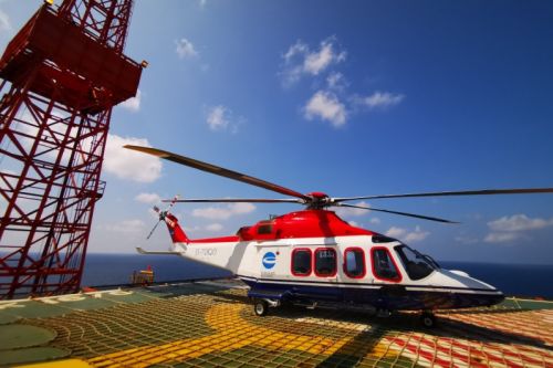 AW139 na morskiej platformie wydobywczej ropy naftowej i gazu ziemnego / Zdjęcie: Leonardo 