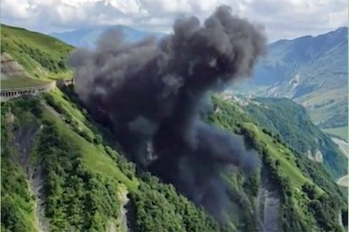 Kłęby gęstego dymu nad miejscem katastrofy śmigłowca Mi-8 gruzińskiej policji granicznej / Zdjęcie: Twitter