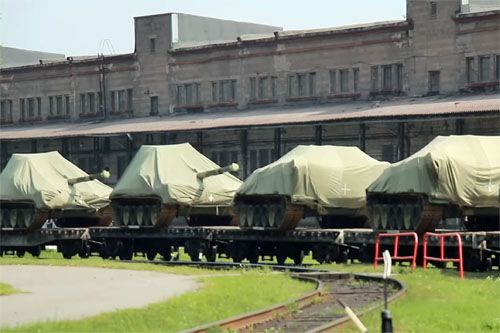 Czołgi T-90M Proryw i opancerzone wozy remontowo-ewakuacyjne BREM-1M opuszczają na platformach kolejowych teren przedsiębiorstwa Uralwagonzawod / Zdjęcie: Uralwagonzawod
