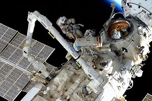 Rosyjscy kosmonauci w czasie misji poza MSK / Zdjęcie: Roskosmos