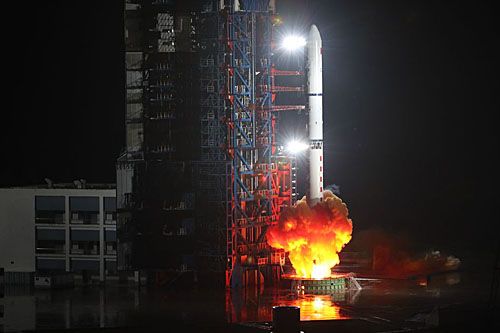 Rakieta nośna CZ-2D z satelitami YG-35 startuje z wyrzutni nr 3 ośrodka kosmicznego Xichang / Zdjęcie: CASC