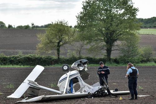 Wrak samolotu ultralekkiego Fly Synthesis Wallaby, który rozbił się na lotnisku Meaux-Esbly w departamencie Seine et Marne we Francji / Zdjęcie: Quentin TOP Archives