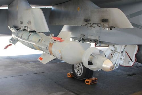 300 dodatkowych bomb kierowanych GBU-12 Paveway II ma trafić do zasobów Sił Powietrznych do końca września 2026 / Zdjęcie: US Navy