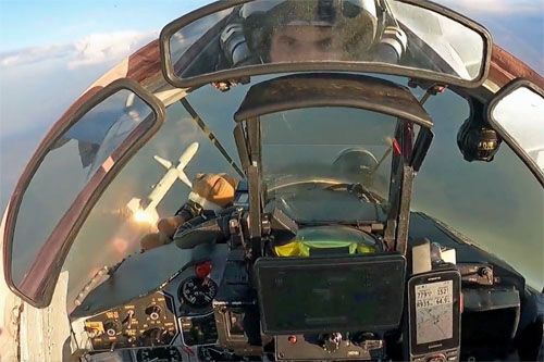Ukraiński MiG-29 wystrzeliwuje amerykański pocisk antyradiolokacyjny AGM-88 HARM. W kabinie widoczny tablet i wyświetlacz komercyjnego GPS wykorzystywane do naprowadzania pocisku na cel. W lusterku wstecznym można zobaczyć twarz ukraińskiego pilota / Zdjęcie: Twitter – KpsZSU