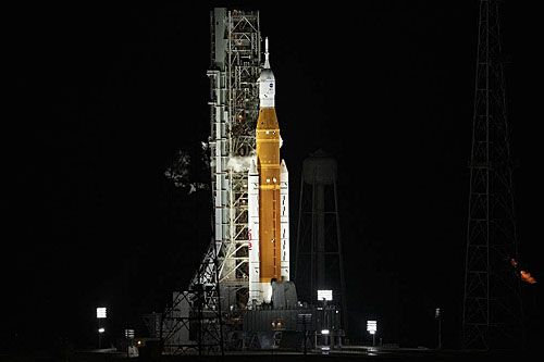 Amerykańska rakieta nośna SLS z bezzałogowym statkiem kosmicznym Orion na stanowisku startowym ośrodka NASA na Cape Canaveral na Florydzie / Zdjęcie: NASA