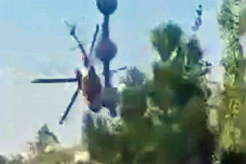Afgański Black Hawk po wzniesieniu na wysokość kilkudziesięciu metrów nagle przechylił się na nos i zaczął gwałtownie opadać / Zdjęcie: Twitter – bsarwar