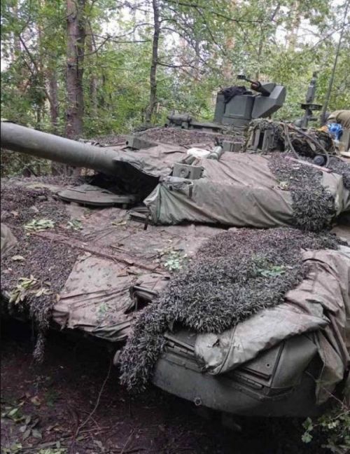 Czołg T-90M został zdobyty z multispektralnym pokryciem maskującym Tarnina / Zdjęcie: Twitter