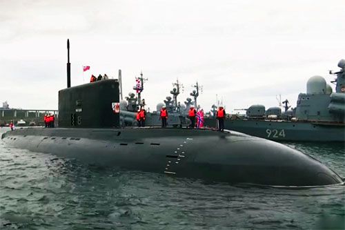 Okręt podwodny proj. 636.6 Magadan przybywa do bazy Floty Oceanu Spokojnego we Władywostoku / Zdjęcie: MO FR