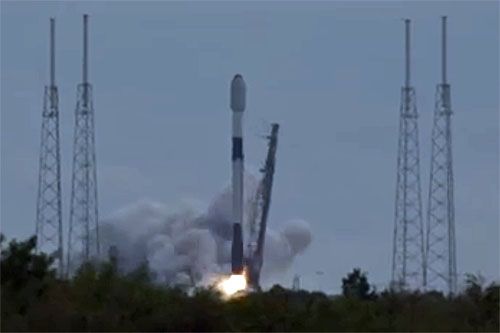 Rakieta nośna SpaceX Falcon 9 startuje do dzisiejszego lotu z Cape Canaveral / Zdjęcie: SpaceX