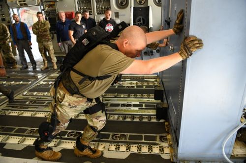 Zastosowanie egzoszkieletów wśród personelu zajmującego się załadunkiem samolotów pozwoli zmniejszyć obciążenie i ograniczyć ryzyko kontuzji / Zdjęcie: US Air Force