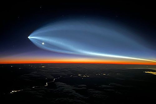 Światło wywołane startem Falcona 9 było widoczne z większości wybrzeża Kalifornii. Rakieta leciała na południowy wschód. Efektowny pióropusz powstał w wyniku spalania paliwa jej drugiego stopnia w górnych warstwach atmosfery o bardzo małej gęstości, na wysokości około 200 km / Zdjęcie: Twitter