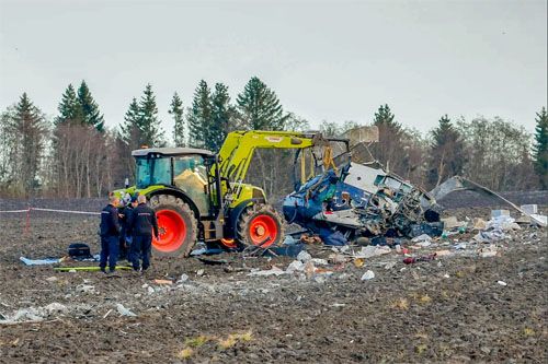 Akcja ratownicza na miejscu katastrofy śmigłowca AS350 w Norwegii. Użyto ciężkiego sprzętu, żeby spod wraku wydobyć ciało jednej z ofiar / Zdjęcie: Twitter – vg.no