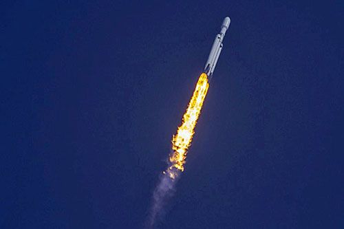 Ciężka rakieta nośna FalconX Falcon Heavy startuje do misji realizowanej na rzecz amerykańskich wojsk kosmicznych / Zdjęcie: SpaceX
