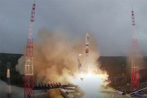 Rakieta nośna Sojuz-2.1b z blokiem przyspieszającym Friegat startuje z kosmodromu w Plesiecku. Na jej pokładzie znajduje się satelita Tundra 6 rosyjskiego systemu ostrzegania o ataku rakietowym / Zdjęcie: MO FR