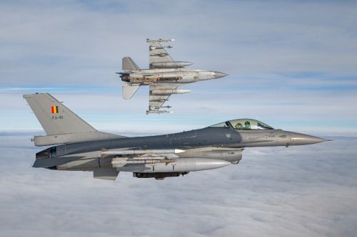 Zakup pocisków AIM-120C-8 pozwoli zwiększyć zapasy uzbrojenia przenoszonego przez belgijskie samoloty wielozadaniowe F-16 i F-35 / Zdjęcie: Luchtcomponent