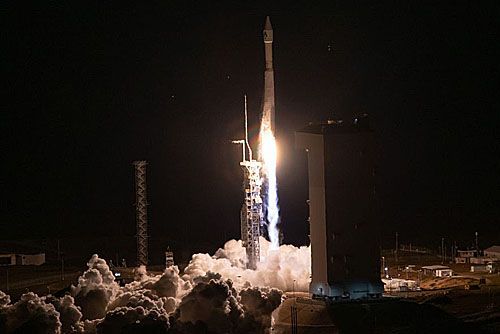 Rakieta nośna Atlas V startuje z wyrzutni w bazie Vandenberg, 10 listopada 2022, 1:49 czasu lokalnego / Zdjęcie: ULA