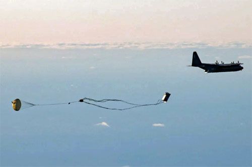 Paleta system Rapid Dragon z pociskami JASSM-ER tuż po opuszczeniu ładowni samolotu MC-130J Commando II / Zdjęcie: US Air National Guard – Tech. Sgt. Brigette Waltermire