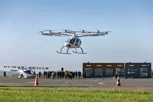 Załogowy pojazd eVTOL Volocopter leci przed ADP i Skyport Vertiport na stanowisku testowym Pontoise-Cormeille / Zdjęcie: Volocopter – Nokolay Kazakov